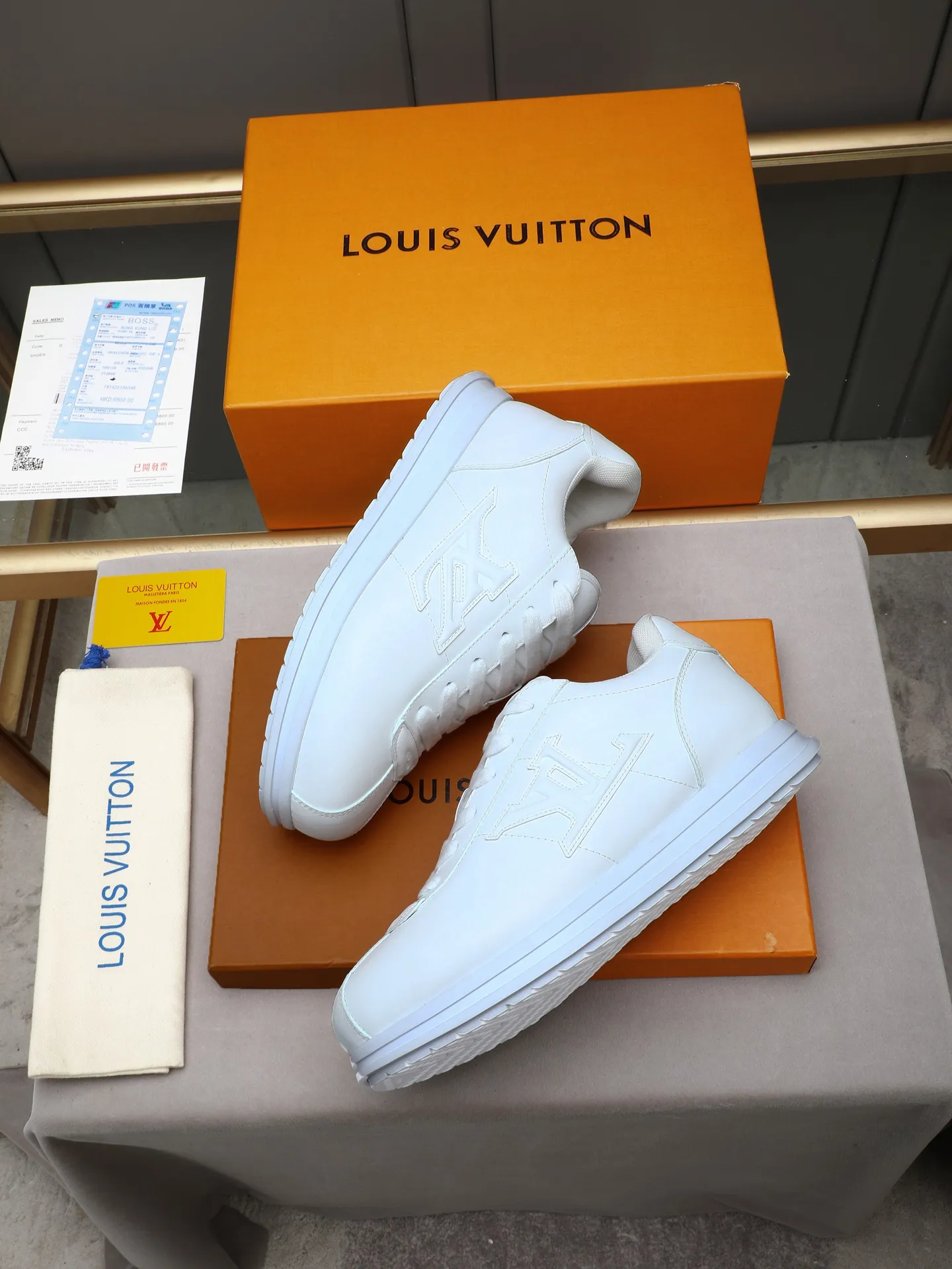 PP560 LV Louis Vuitton L Jialu Brand Runner Tatic Series Thick-soled Casual Sports Shoes Running Shoes Original purchase, development and production This LV Runner Tatic sports shoe combines technical materials such as mesh fabric and ribbons to interpret the inspiration of traditional mountaineering shoes. LV letters are written on one side, the lariat buckle of the quick lacing system is embellished with Monogram flowers and Louis Vuitton logos, and the light and wear-resistant rubber outsole completes the whole. ▪️Fabric: Original imported cowhide + mesh ▪️Inner lining: Original customized breathable mesh ▪️Sole: Original open-molded anti-slip rubber combination material ▪️Size: Men's 38-44 (customized for 45 and 46)